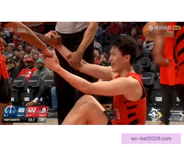 杨瀚森6分4篮板遭恶意抱摔裁判判罚引球迷狂嘘
